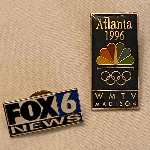 2 Vintage/Collectible Local 📺 TV News📰 Pins - Picture 9 of 11